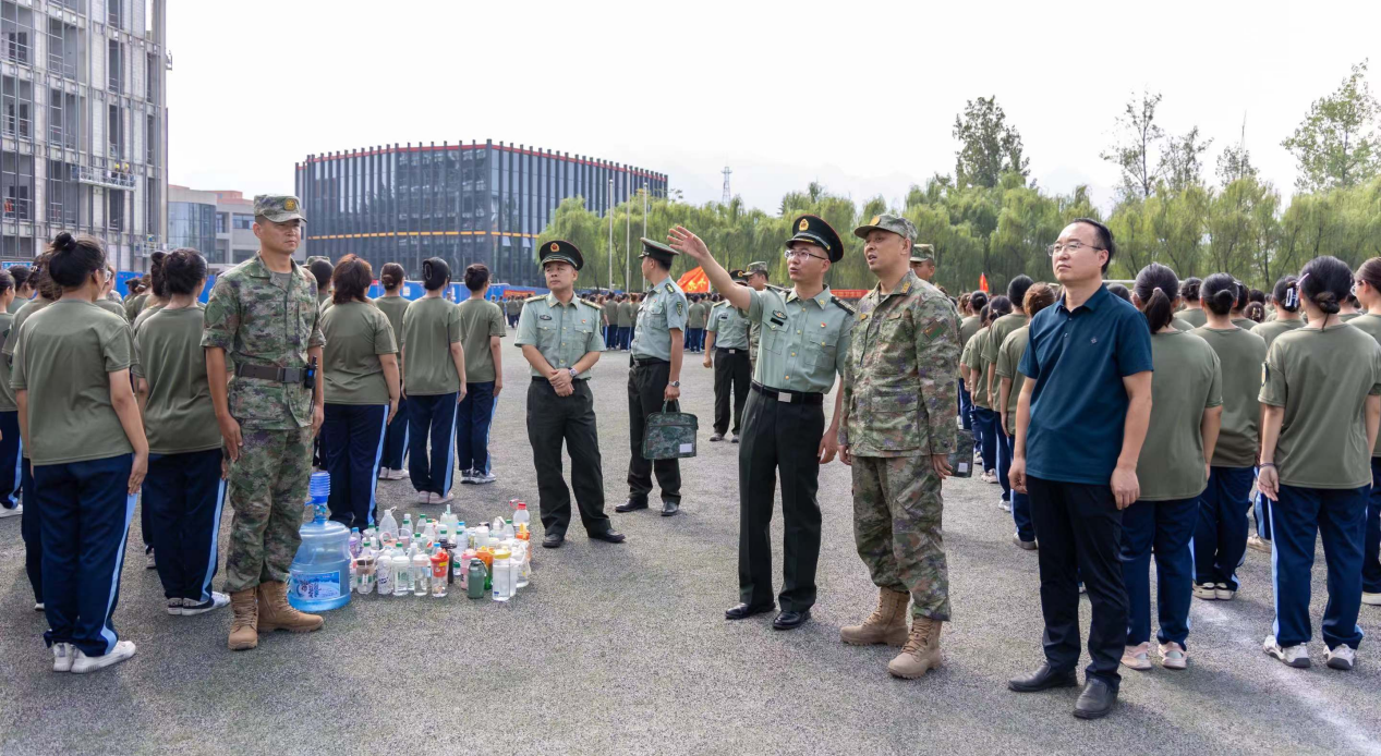 西安明德理工学院军训特辑 英模老兵亲临现场宣讲 军事机构领导来校督察